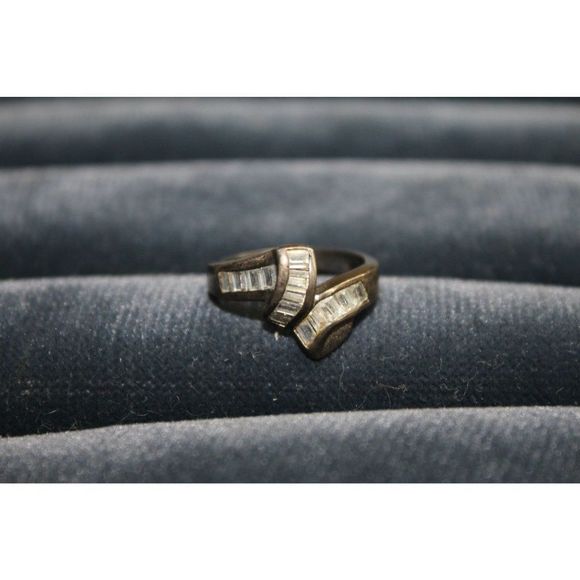 Clear Stone Silver Band Fashion Costume Ring Size 7 - Picture 1 of 7